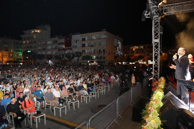 Alanya belediyesi’nden yaz konseri mahmutlar ferhat göçer ile coştu