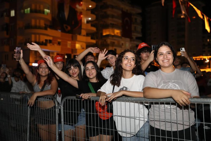 Alanya belediyesi’nden yaz konseri mahmutlar ferhat göçer ile coştu