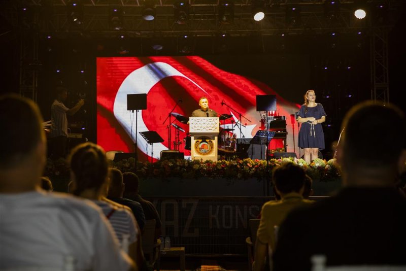 Alanya belediyesi’nden yaz konseri mahmutlar ferhat göçer ile coştu