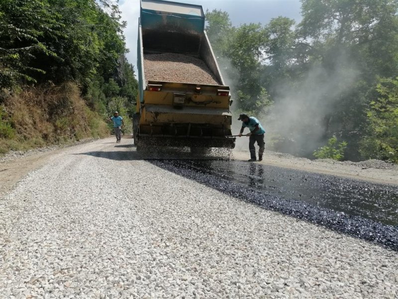 Alanya belediyesi'nin kırsal mahallelerdeki asfalt çalışmaları sürüyor