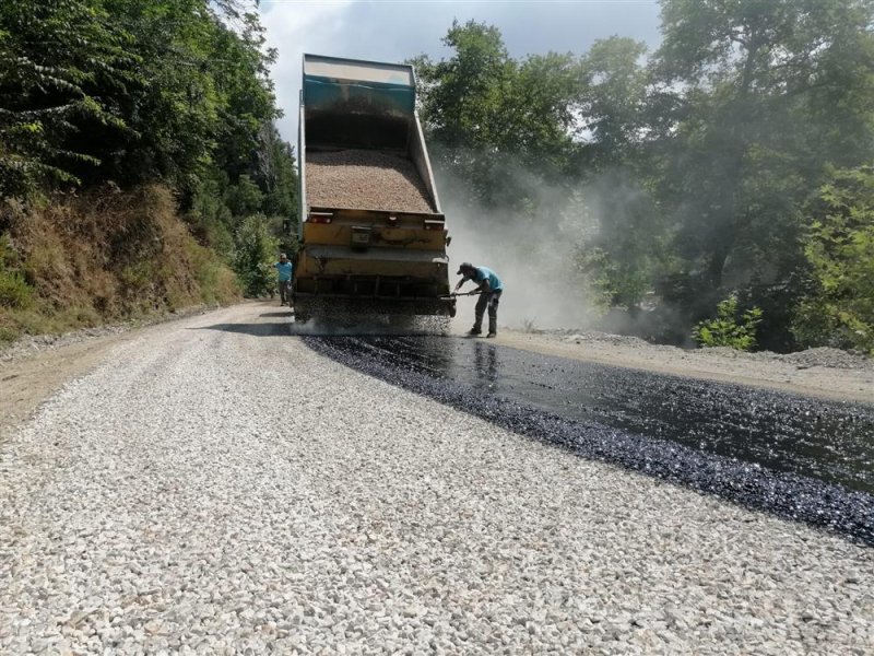 Alanya belediyesi'nin kırsal mahallelerdeki asfalt çalışmaları sürüyor