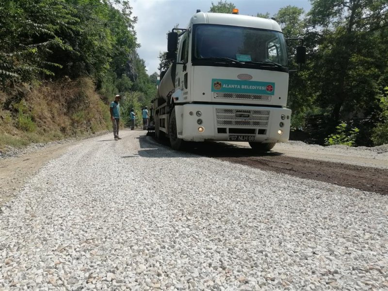 Alanya belediyesi'nin kırsal mahallelerdeki asfalt çalışmaları sürüyor