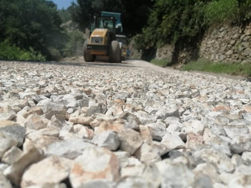 Alanya belediyesi'nin kırsal mahallelerdeki asfalt çalışmaları sürüyor