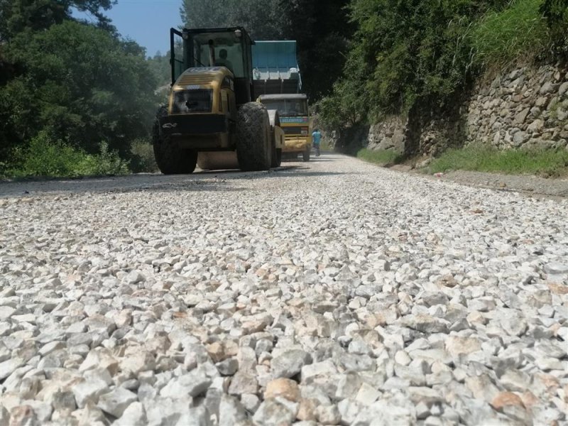 Alanya belediyesi'nin kırsal mahallelerdeki asfalt çalışmaları sürüyor