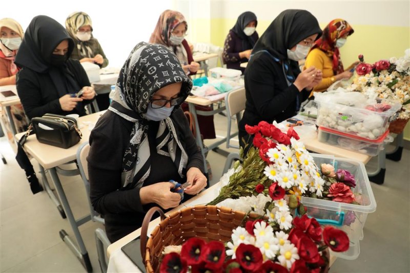 Alanya belediyesi yaz dönemi el sanatları kursları başladı