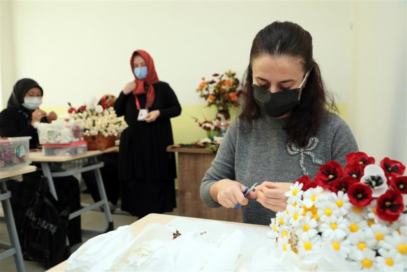 Alanya belediyesi yaz dönemi el sanatları kursları başladı