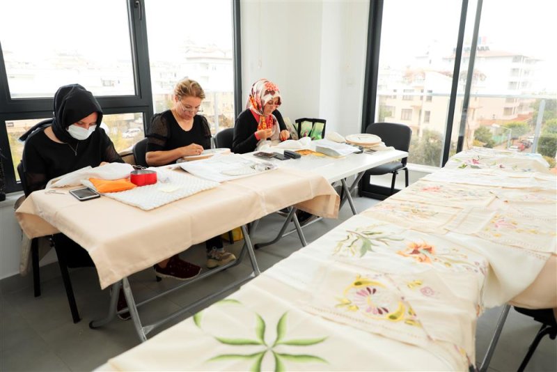 Alanya belediyesi yaz dönemi el sanatları kursları başladı