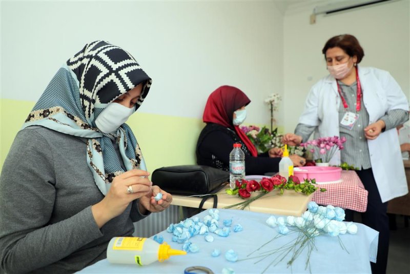 Alanya belediyesi yaz dönemi el sanatları kursları başladı