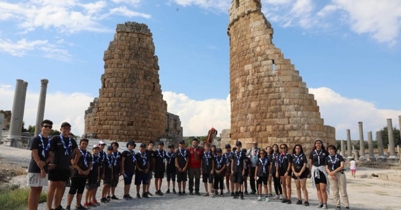 Büyükşehir İzcileri Perge Antik Kenti’ni Gezdi