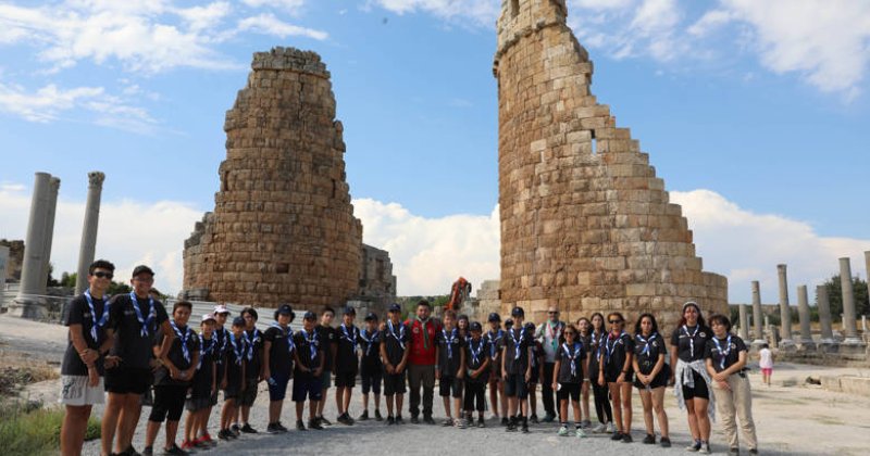 Büyükşehir İzcileri Perge Antik Kenti’ni Gezdi