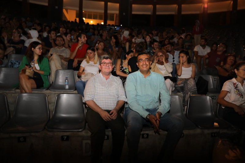 Alanya belediye tiyatrosu yeni sezonu açık havada açtı