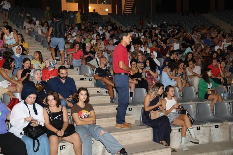 Alanya belediye tiyatrosu yeni sezonu açık havada açtı