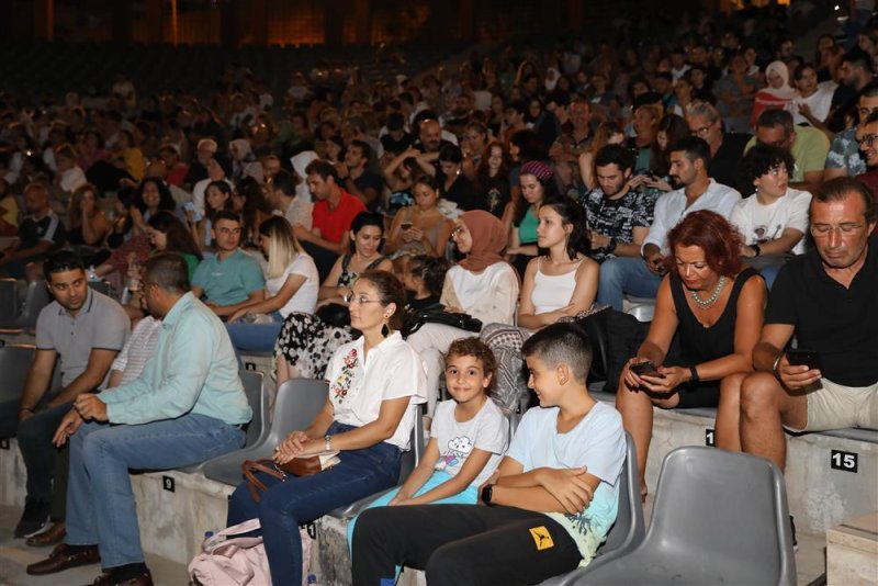 Alanya belediye tiyatrosu yeni sezonu açık havada açtı