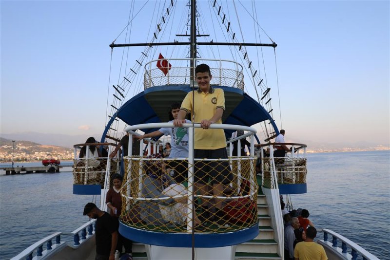 Alanya belediyesi’nden engelli bireyler için yat gezisi