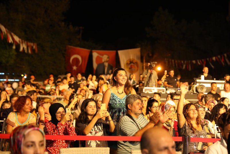 Avsallar mahallesi’nde kubat rüzgarı alanya beelediyesi’nin yaz konserleri sürüyor