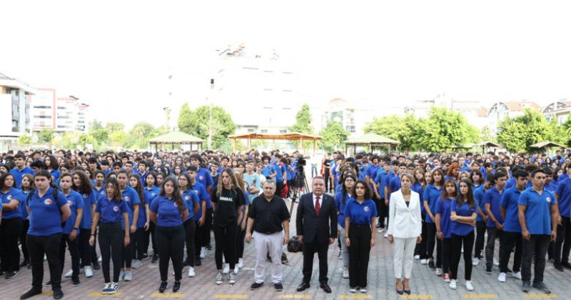 Başkan Böcek Yeni Eğitim Öğretim  Yılını Öğrencilerle Birlikte Karşıladı