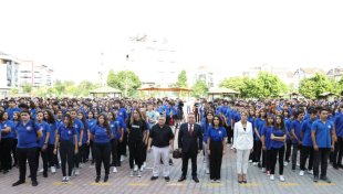 Başkan Böcek Yeni Eğitim Öğretim  Yılını Öğrencilerle Birlikte Karşıladı