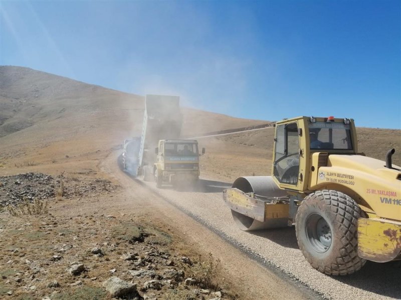 Başkan yücel batı yaylaları için düğmeye bastı 22 kilometrelik yayla yolu asfalt çalışmalarına payallar yaylası’ndan başlandı