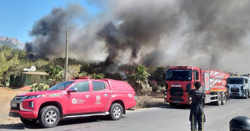 Büyükşehir Itfaiyesi Mersin’de  Alevlerle Mücadele Ediyor