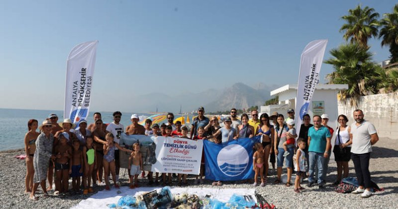 Dünya Temizlik Günü’nde Konyaaltı Sahili Temizlendi