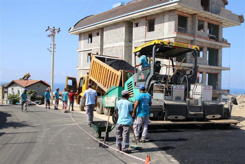 Kargıcak akdeniz caddesi sıcak asfaltla buluşuyor