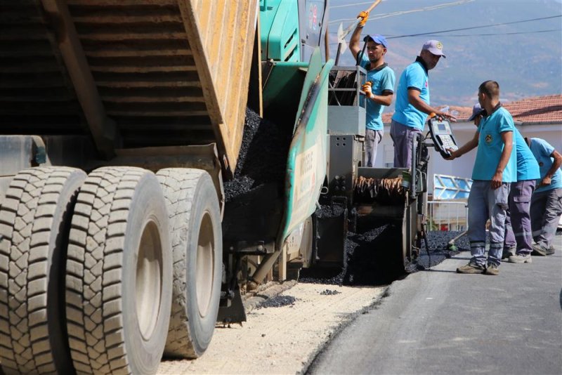 Kargıcak akdeniz caddesi sıcak asfaltla buluşuyor