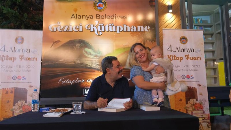 4. alanya kitap fuarı’nın 3. gün konuğu ahmet ümit oldu