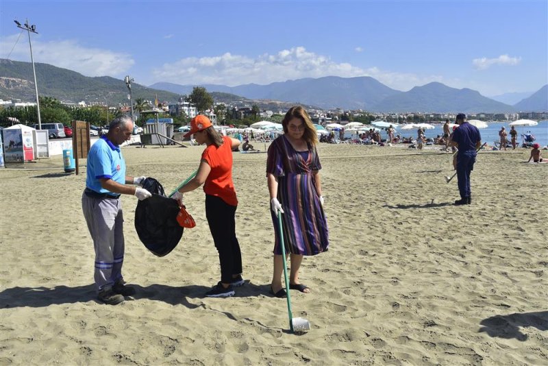 Alanya belediyesi plajda deniz çöpleri izleme programı kapsamında kategorize çalışması yaptı