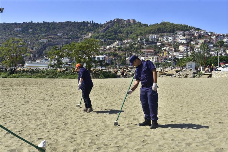 Alanya belediyesi plajda deniz çöpleri izleme programı kapsamında kategorize çalışması yaptı