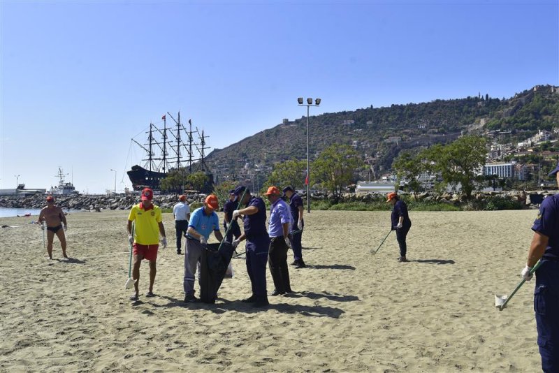 Alanya belediyesi plajda deniz çöpleri izleme programı kapsamında kategorize çalışması yaptı