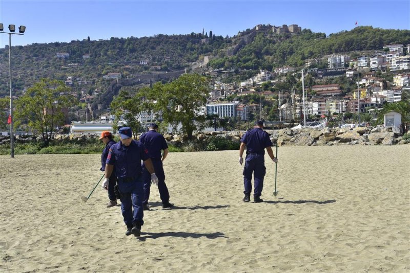 Alanya belediyesi plajda deniz çöpleri izleme programı kapsamında kategorize çalışması yaptı