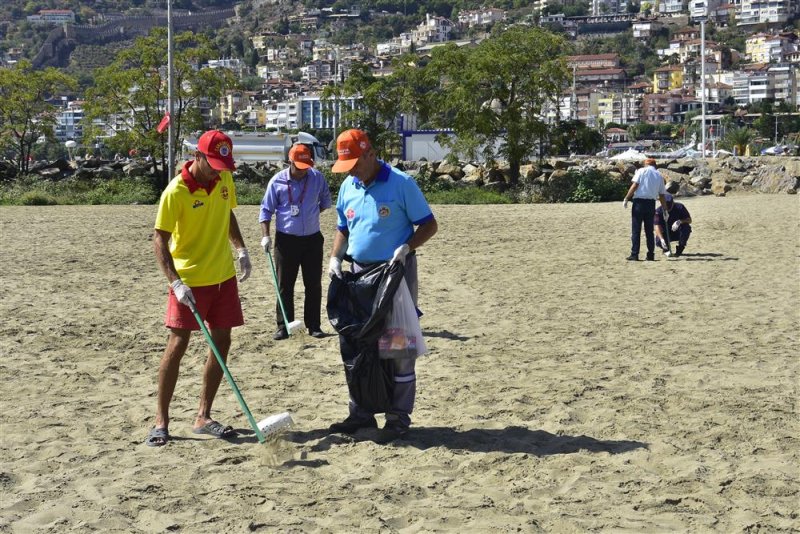 Alanya belediyesi plajda deniz çöpleri izleme programı kapsamında kategorize çalışması yaptı