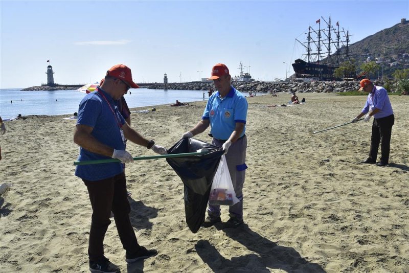 Alanya belediyesi plajda deniz çöpleri izleme programı kapsamında kategorize çalışması yaptı