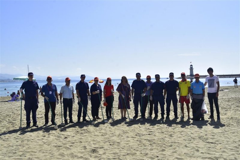 Alanya belediyesi plajda deniz çöpleri izleme programı kapsamında kategorize çalışması yaptı