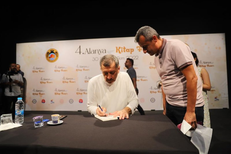 Alanya kitap fuarı ikinci gününde dr. ziya selçuk’u ağırladı