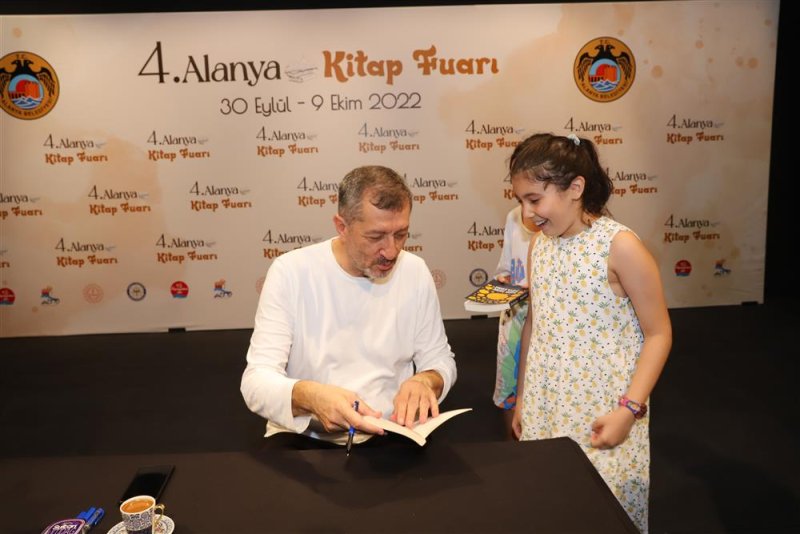 Alanya kitap fuarı ikinci gününde dr. ziya selçuk’u ağırladı