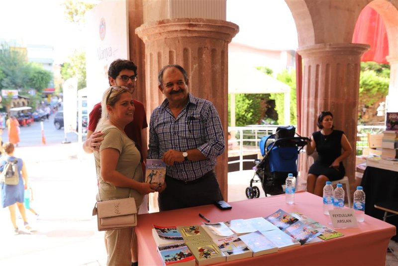 Alanya kitap fuarı ikinci gününde dr. ziya selçuk’u ağırladı