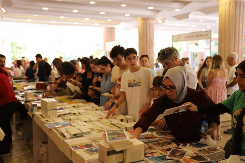 Alanya kitap fuarı ikinci gününde dr. ziya selçuk’u ağırladı