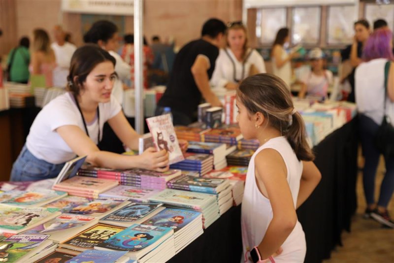 Alanya kitap fuarı ikinci gününde dr. ziya selçuk’u ağırladı