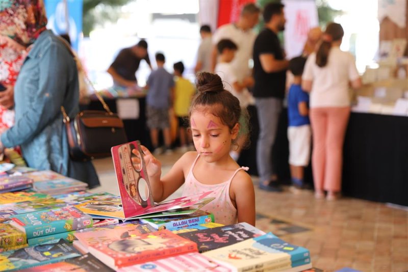 Alanya kitap fuarı ikinci gününde dr. ziya selçuk’u ağırladı