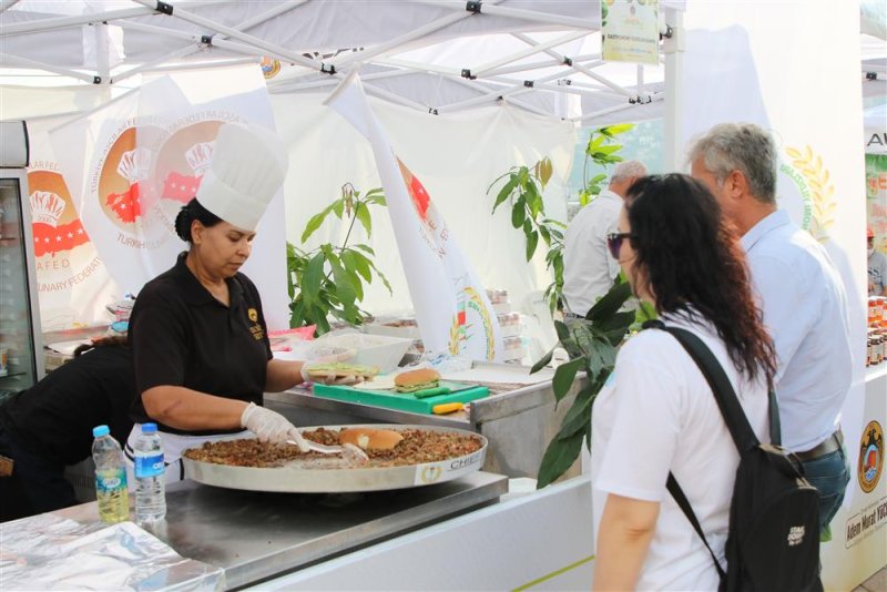 Alanya tropikal meyve festivali kapılarını açtı