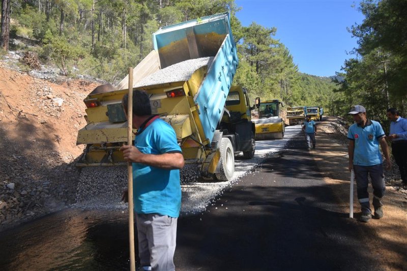 Uğurlu mahallesi’nde 36 yıl sonra gelen yol sevinci