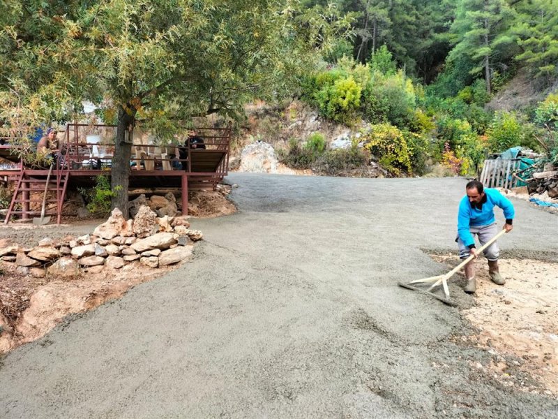 Akçatı mahallesi’nde engelli anne oğulun yol sevinci