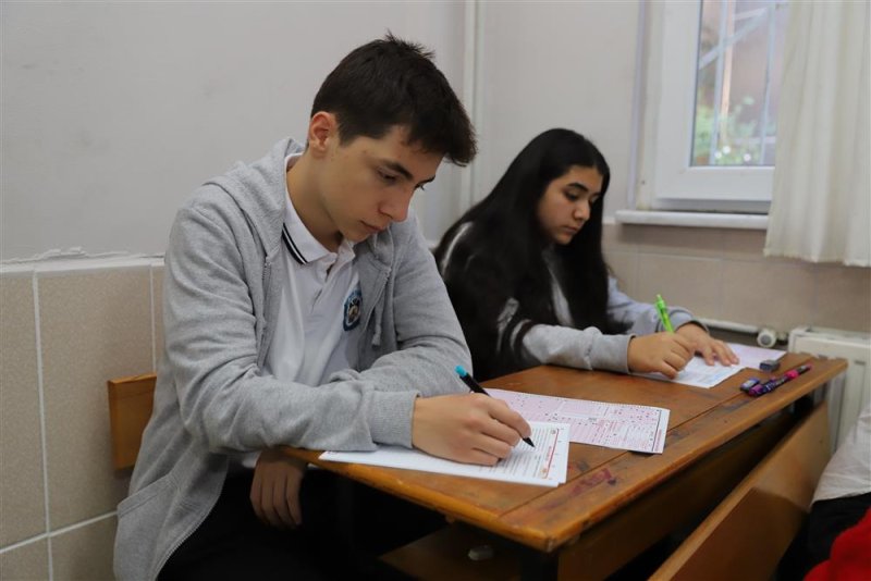 Alanya belediyesi’nin düzenlediği albap sınavında 50 bin öğrenci ter döktü