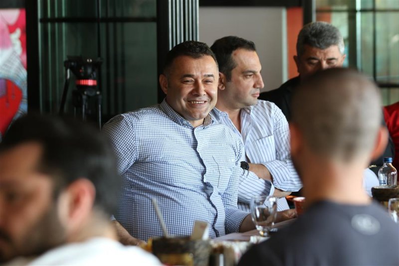 Başkan yücel fıtness antrenörleri ile buluştu