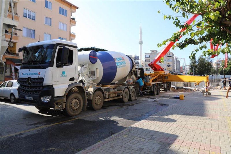 Cuma pazarında çalışmalar tüm hızıyla sürüyor -  başkan yücel çalışmaları yerinde inceledi