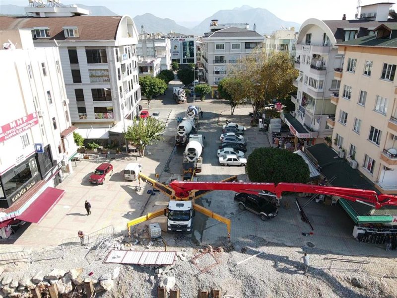 Cuma pazarında çalışmalar tüm hızıyla sürüyor -  başkan yücel çalışmaları yerinde inceledi