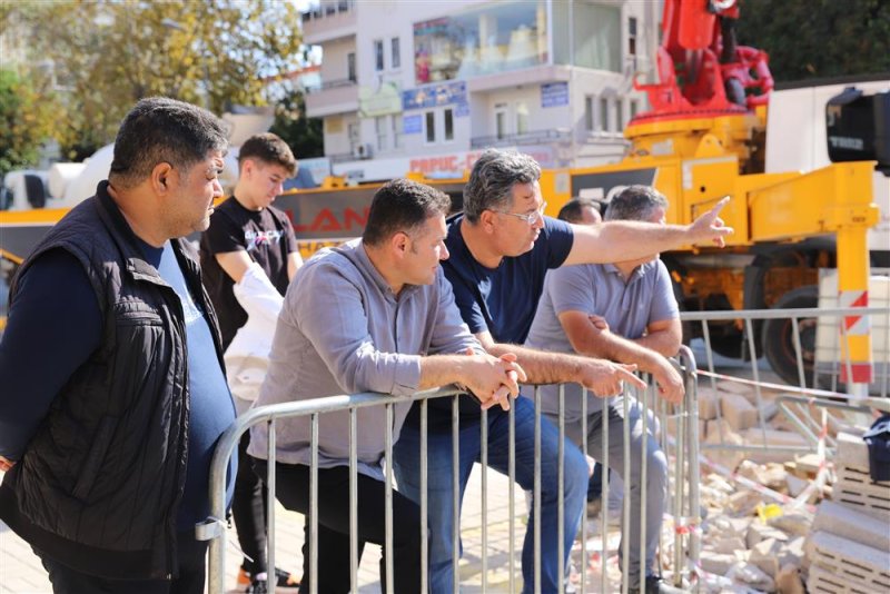 Cuma pazarında çalışmalar tüm hızıyla sürüyor -  başkan yücel çalışmaları yerinde inceledi