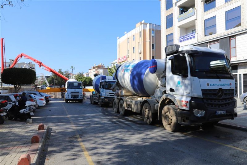 Cuma pazarında çalışmalar tüm hızıyla sürüyor -  başkan yücel çalışmaları yerinde inceledi