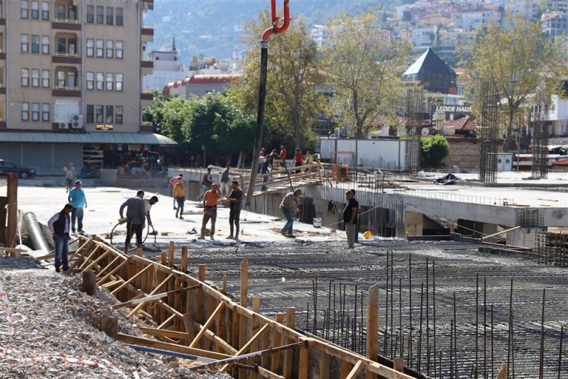 Cuma pazarında çalışmalar tüm hızıyla sürüyor -  başkan yücel çalışmaları yerinde inceledi